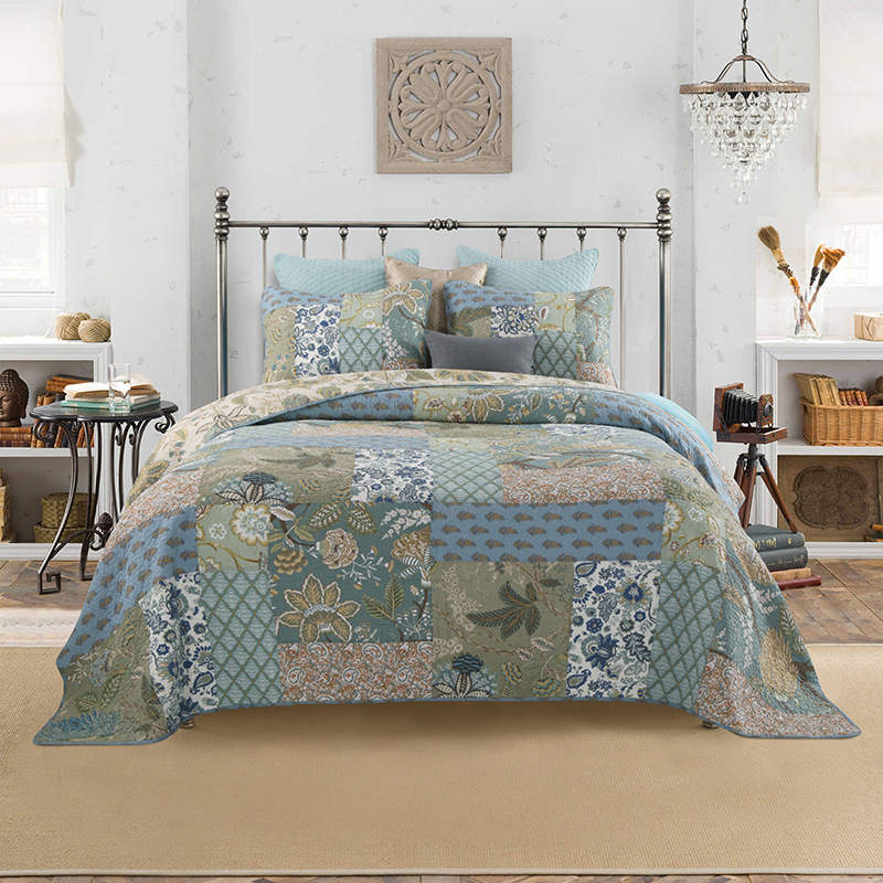 Enchanting Bohemian - Style Quilt Showcasing Intricate Floral Stitching, Complete with Matching Pillowcases